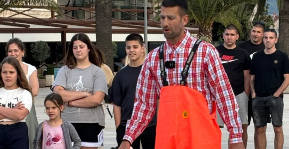 Đoković iznenadio mališane - prerušio se u ribara (VIDEO)