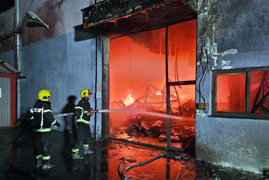 Požar u fabrici "Nevena Kolor" pod kontrolom