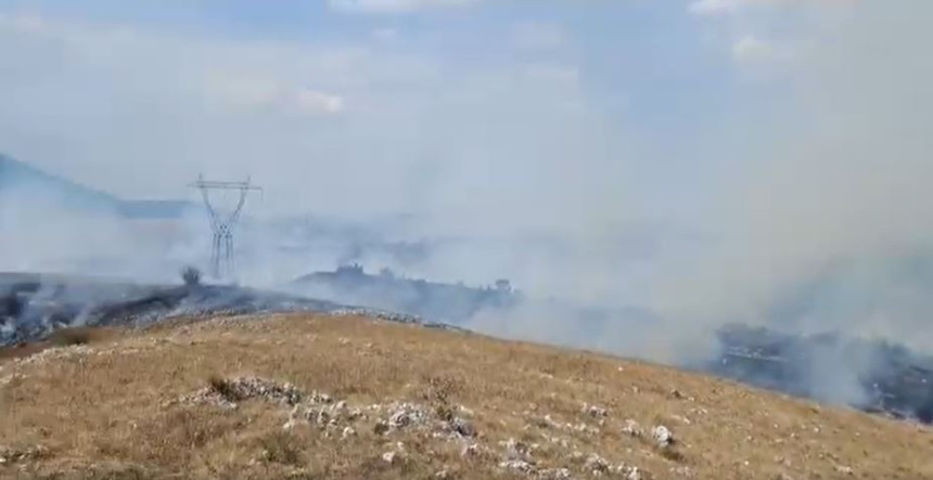 Поново пожар код Гацка: Ватра угрожава куће