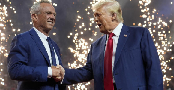 Kenedi Mlađi se povukao i podržao Donalda Trampa