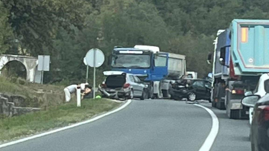 Sudarili se kamion i četiri vozila, sedam osoba povrijeđeno