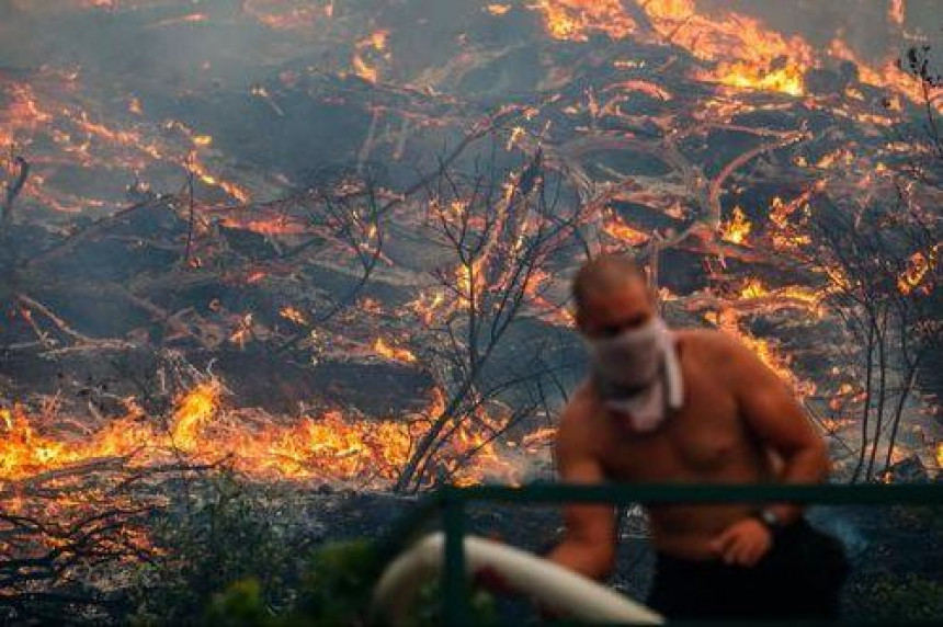 HR: Požar blizu kuća u Donjem Sitnom kod Splita
