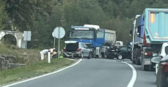 Sudarili se kamion i četiri vozila, sedam osoba povrijeđeno