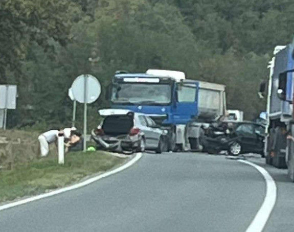 Sudarili se kamion i četiri vozila, sedam osoba povrijeđeno