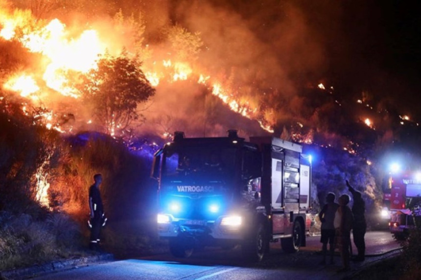Veliki požar kod Splita i dalje aktivan, stižu i kanaderi