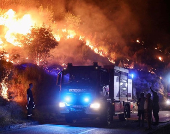 Veliki požar kod Splita i dalje aktivan, stižu i kanaderi