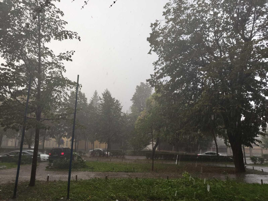 Nevrijeme: Jaka kiša s vjetrom u Banjaluci (VIDEO)