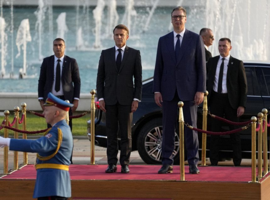 Vučić dočekao Makrona ispred Palate "Srbija"