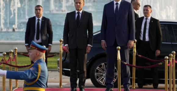 Вучић дочекао Макрона испред Палате "Србија"