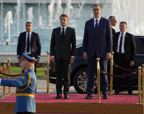 Vučić dočekao Makrona ispred Palate "Srbija"