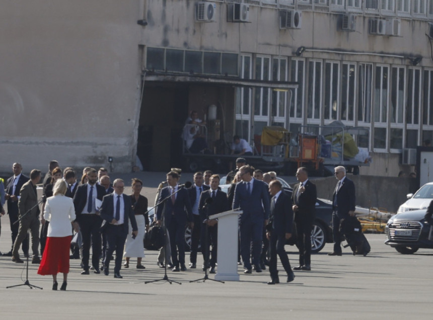 Makron i Vučić na otkrivanju ploče o modernizaciji aerodroma