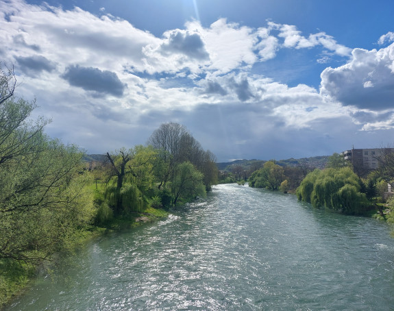 Pretežno sunčano i toplo, poslije podne moguća kiša