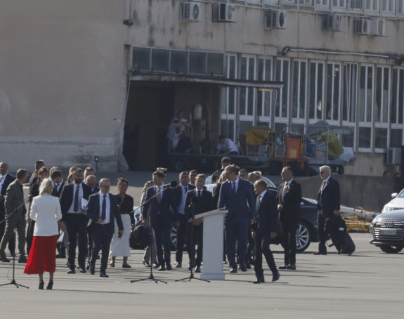Makron i Vučić na otkrivanju ploče o modernizaciji aerodroma
