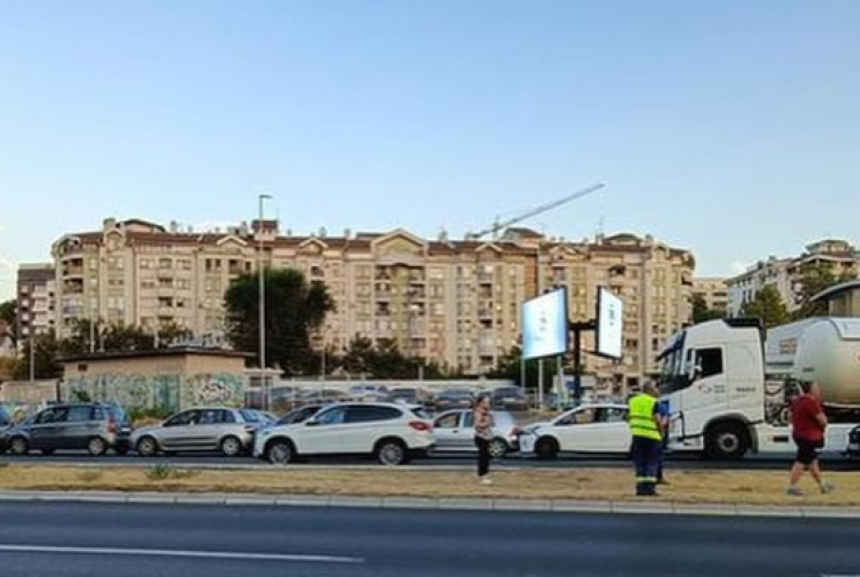 Beograd: Sudar sedam automobila i cisterne