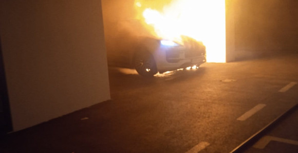 U centru Banjaluke sinoć gorio automobil (Foto)