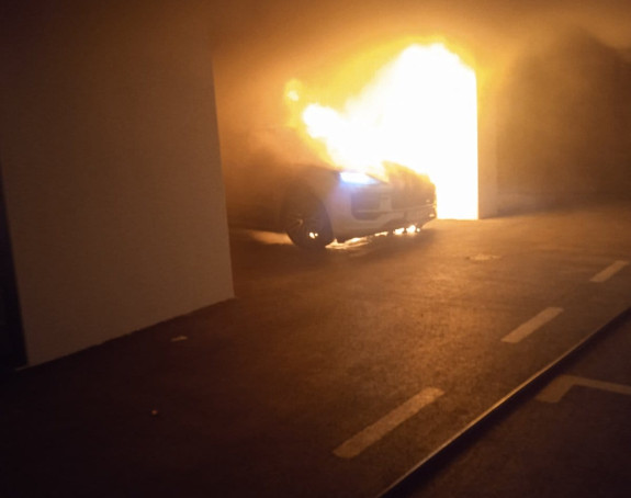 U centru Banjaluke sinoć gorio automobil (Foto)