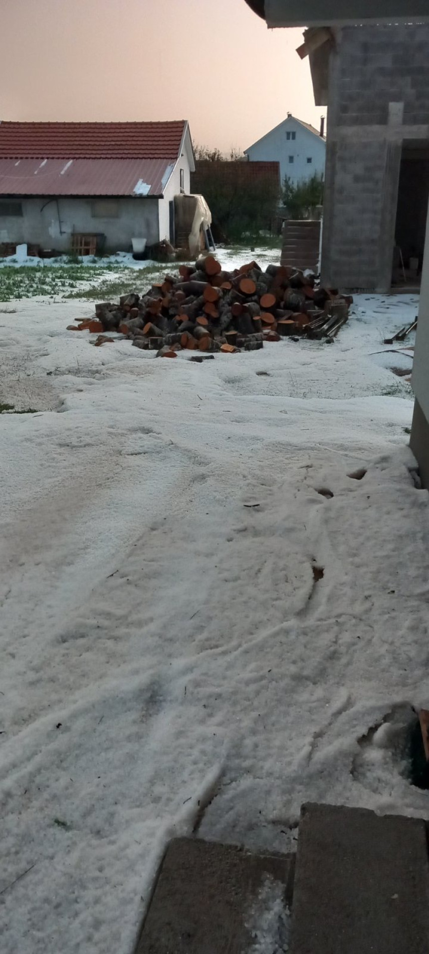 Snažno nevrijeme pogodilo Nevesinje, padao grad (VIDEO)