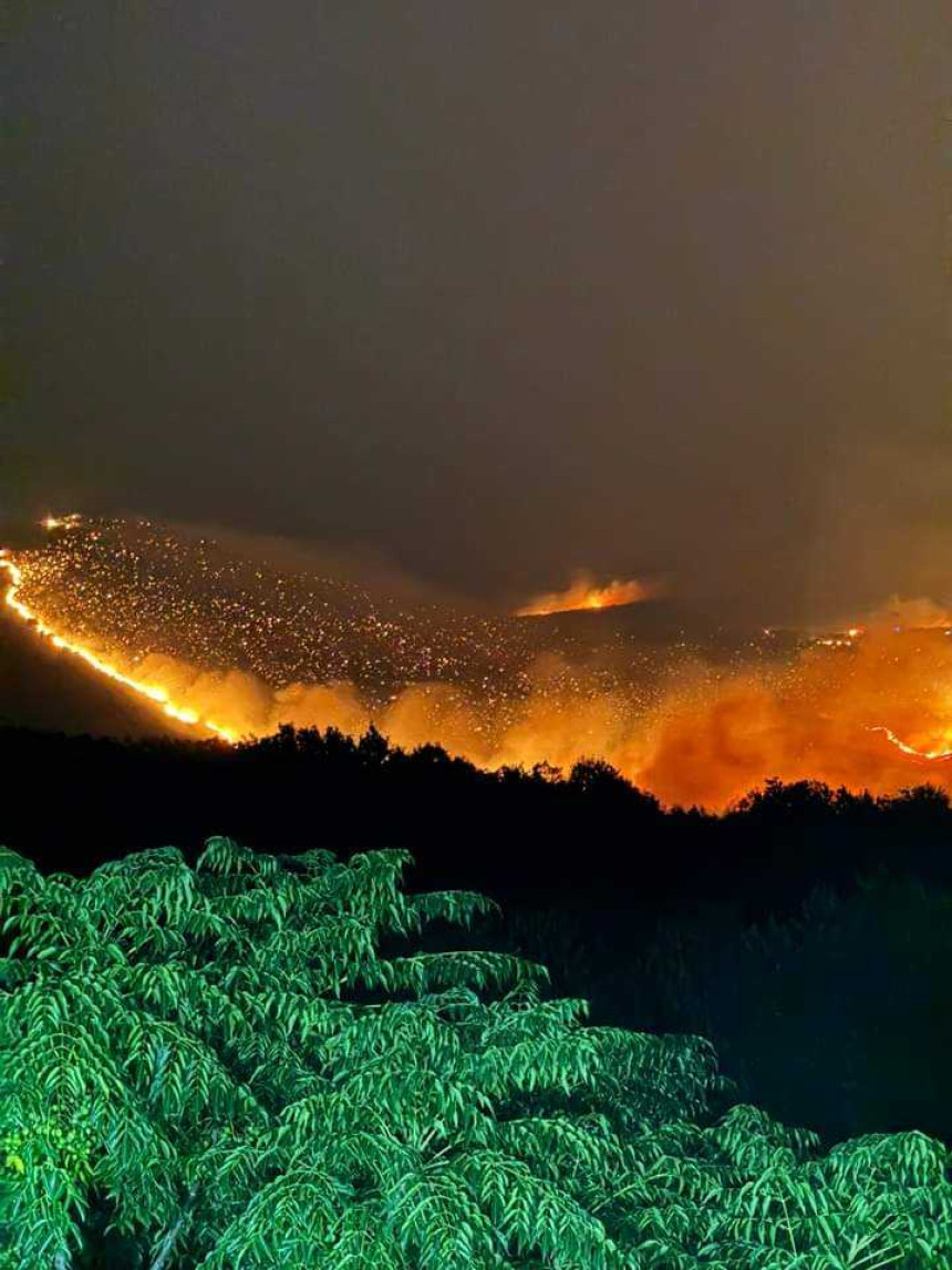 Zatvoren put Ljubinje-Stolac, vatra prijeti kućama
