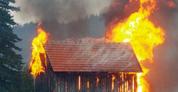 Од удара грома изгорјела гаража, сијено и аутомобил