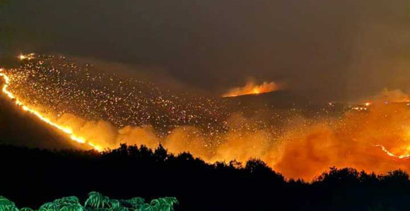 Zatvoren put Ljubinje-Stolac, vatra prijeti kućama