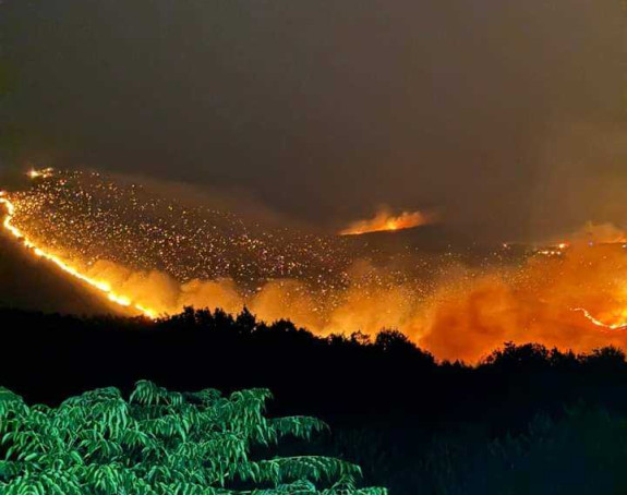 Zatvoren put Ljubinje-Stolac, vatra prijeti kućama