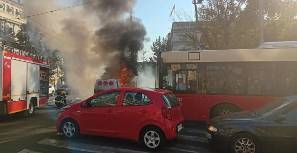 Zapalio se kombi sa novcem, vatrogasci jedva obuzdali vatru