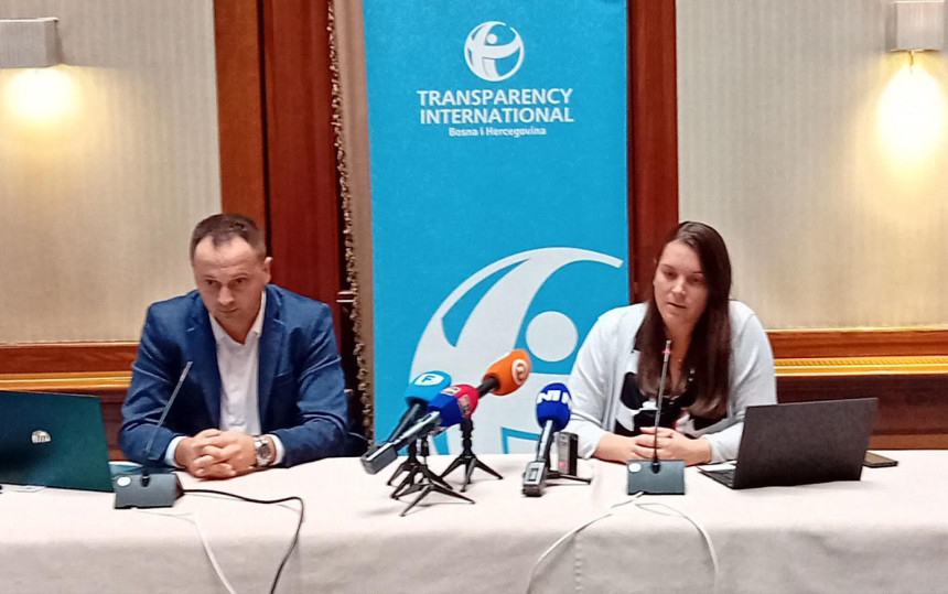 Vlasti na svim nivoima "potkupljuju" penzionere najčešće od 50 KM, 100 ili 200 KM