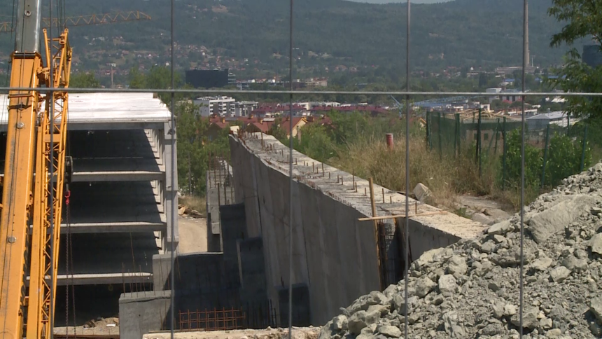 Sve skuplja gradnja garaže na UKC, svi rokovi probijeni