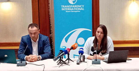 Власти на свим нивоима "поткупљују" пензионере најчешће од 50 КМ, 100 или 200 КМ