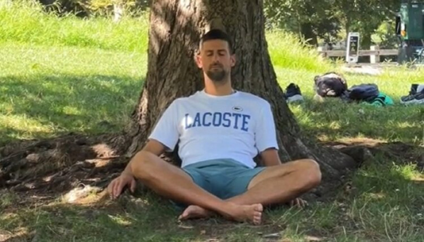 Samo opušteno: Nole bos meditira uz drvo (VIDEO)