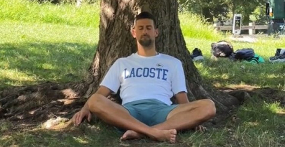 Само опуштено: Ноле бос медитира уз дрво (ВИДЕО)