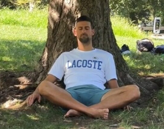 Samo opušteno: Nole bos meditira uz drvo (VIDEO)