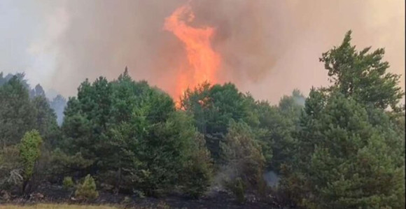 Požar prijeti kućama u selu Luka kod Srebrenice