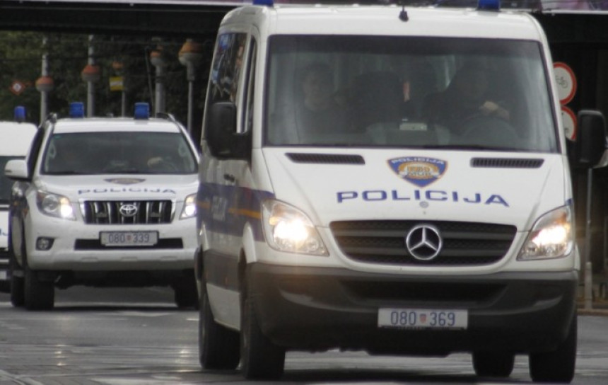 Kombi sa 10 osoba bježao od policije pa se zakucao u stub