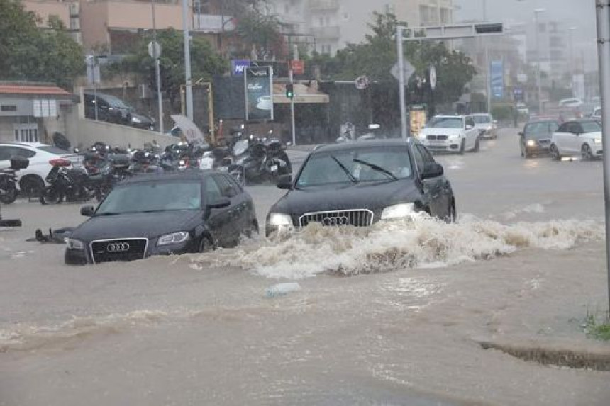 Јako nevrijeme u Makarskoj, poplava na ulicama (FOTO)