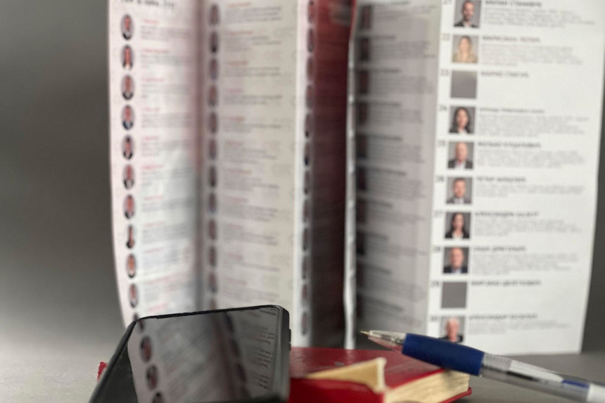 Šta sve piše u biografijama kandidata: Imaju kafanu, vole lov, uzgajaju pse...