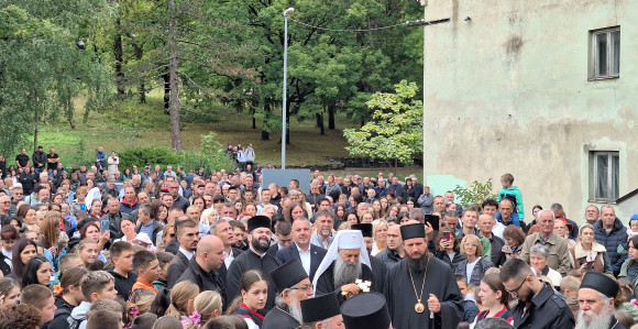 Drvar: Patrijarha Porfirija dočekao veliki broj vjernika