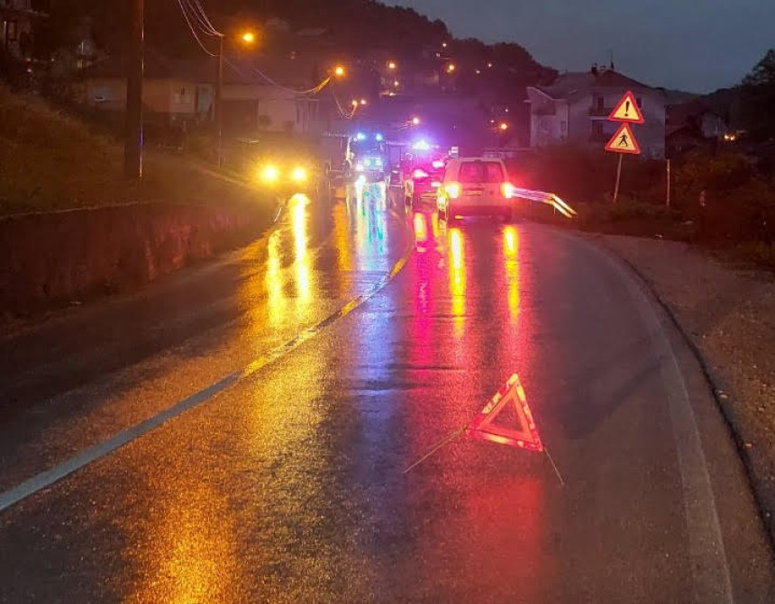 Težak udes kod Banja Luke, vatrogasci sijeku vozila
