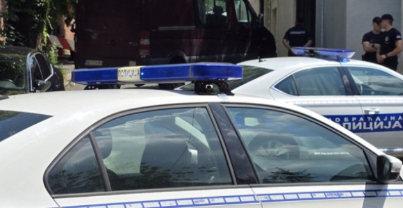 Policija na Vračaru odnijela sumnjiv predmet