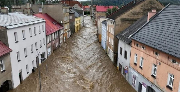 Dramatične slike iz Poljske, naređena evakuacija (VIDEO)