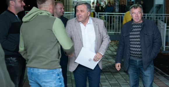 SNSD-ov kandidat u Bijeljini Mikajlo Lazić nije informisan da stočnom pijacom u Bijeljini upravlja njegov SNSD pa obećava promjene?!