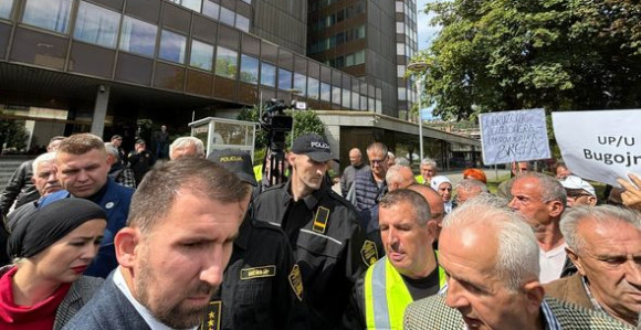 Penzioneri poručili Vladi FBiH:Sram vas bilo, gladni smo