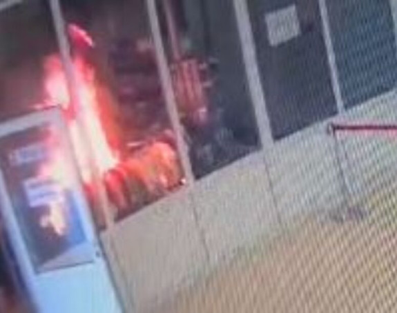 Požar u rumunskom Parlamentu, 300 ljudi evakuisano (VIDEO)