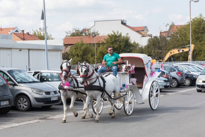 U bijeloj kočiji dočekao suprugu i bebu iz porodilišta