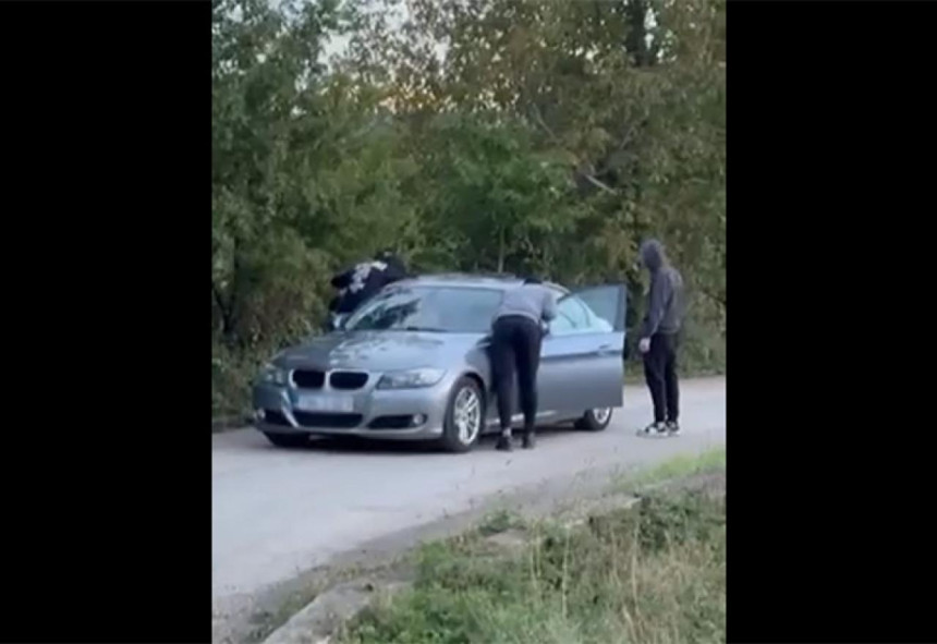 Широки Бријег: Са фантомкама напали младиће у ауту