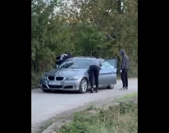 Широки Бријег: Са фантомкама напали младиће у ауту