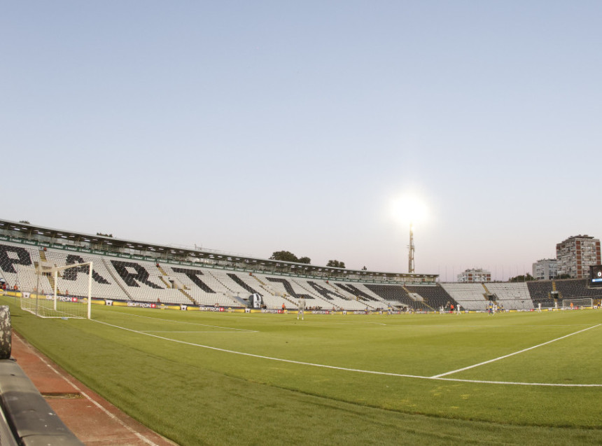FK Partizan: Grupa kriminalaca uništila teren