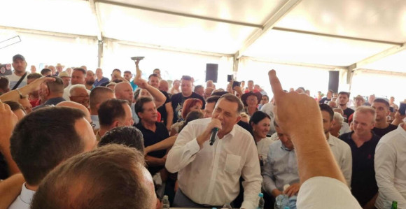 Додик пјевао на вашару: Колико су моје руке пребројале пара!