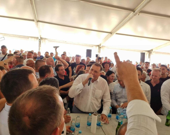 Додик пјевао на вашару: Колико су моје руке пребројале пара!