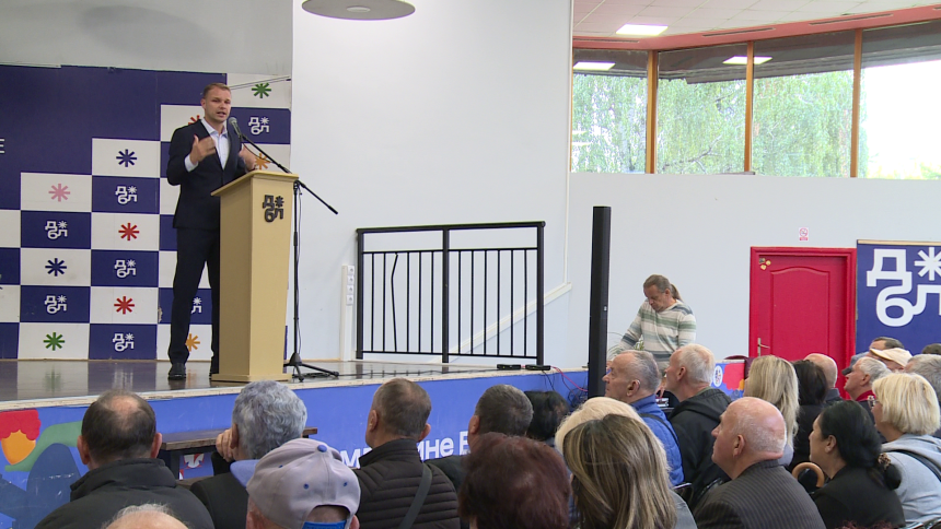 Stanivuković uručio penzionerima kartice za javni prevoz
